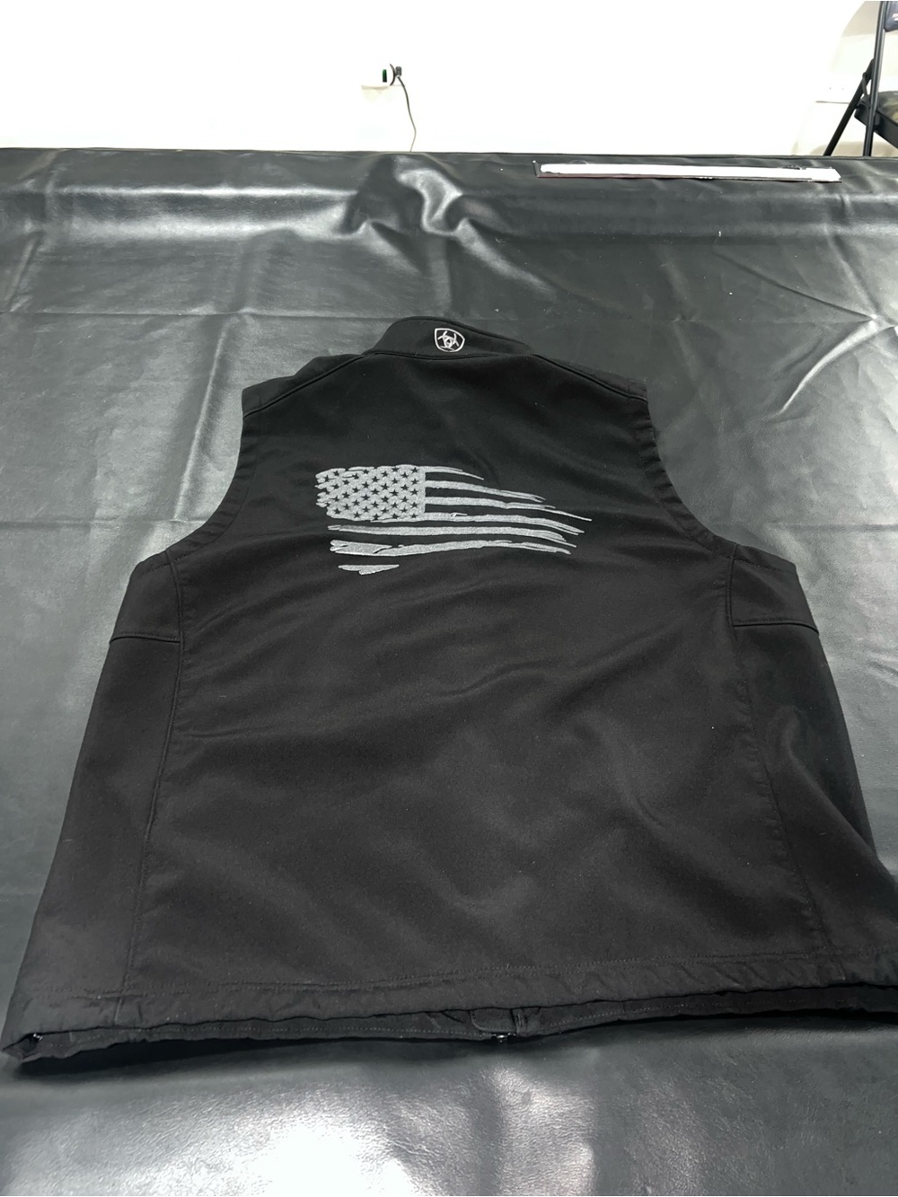 Ariat Logo 2.0 Patriot Softshell Vest Men’s Size XL - Picture 3 of 7